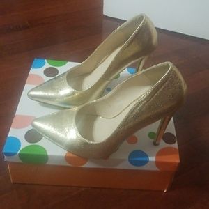 Gold pumps